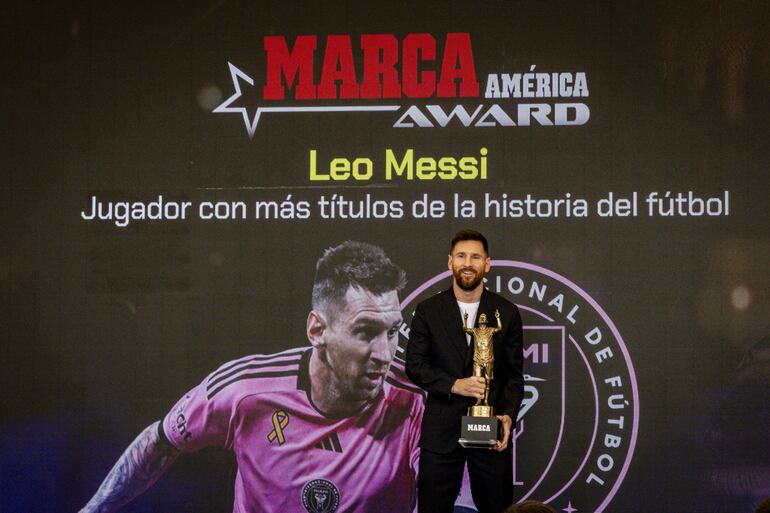 Lionel Messi sostiene feliz la copa del Premio Marca América durante la ceremonia realizada ayer en el Estadio Chase en Fort Lauderdale, en Florida (Estados Unidos).