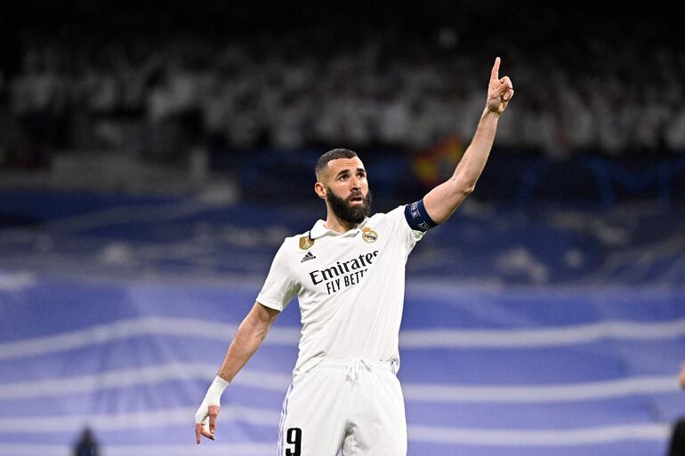 Karim Benzema, delantero francés del Real Madrid, celebra el primer gol de su equipo durante el partido de ida de los cuartos de final de la UEFA Champions League entre el Real Madrid CF y el Chelsea FC en el estadio Santiago Bernabéu de Madrid el 12 de septiembre de 2023. El delantero francés Karim Benzema dejará el Real Madrid Madrid al final de esta temporada, anunció el club el 4 de junio de 2023.