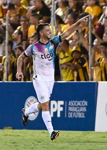 Alejandro Daniel Silva González (04/09/1989) celebrando el tanto del empate ante Guaraní, que significó su bautismo de gol con el Gumarelo.