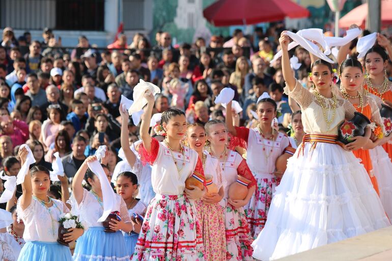 Las bailarinas interpretaron danzas paraguayas luego de la misa dominical de las 07:00.