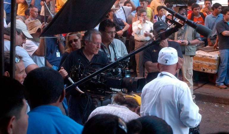 El director Michael Mann opera una cámara durante el rodaje de "Miami Vice" en Ciudad del Este, en 2005.