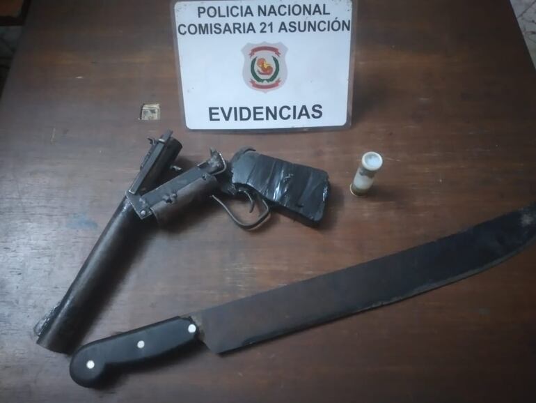 Escopeta casera hallada durante el operativo.