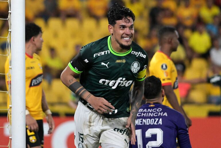 El defensa paraguayo del Palmeiras, Gustavo Gómez, celebra tras anotar contra el Barcelona.