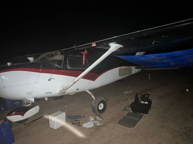 También fue incautado una avioneta en una pista clandestina ubicada en la estancia San Ramon, zona de San Juan Bautista, Misiones.