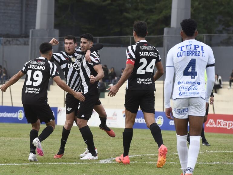 Los jugadores de Libertad festejan un gol en el partido ante Sportivo Ameliano por la ronda 20 del torneo Apertura 2024 del fútbol paraguayo en el estadio Arsenio Erico, en Asunción.