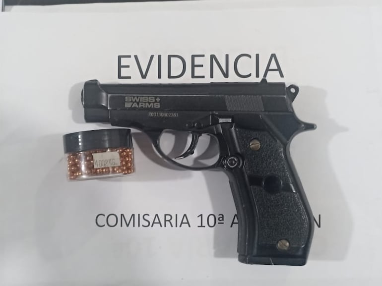 Arma de aire comprimido incautada entre los elementos de los 4 sospechosos de intento de robo frustrado por albañiles en el que detuvieron a un presunto miembro del Clan Rotela.