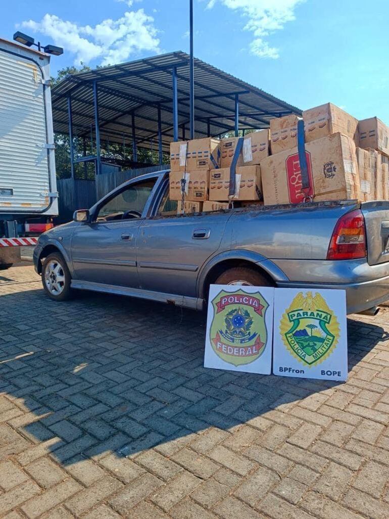 Camionetas con miles de cajetillas de cigarrillos de contrabando fueron incautadas este domingo en Guaíra, Paraná, Brasil.