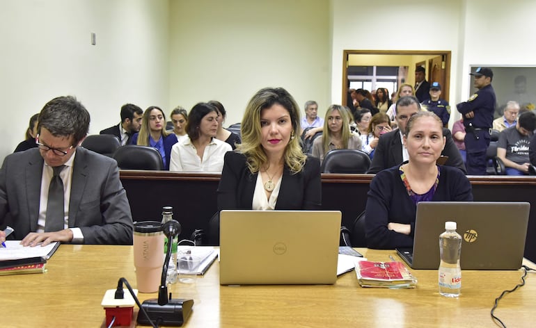 Las fiscalas Natalia Silva y Luz Guerrero solicitaron para la pediatra Laura Sena la  pena de 1 año de pena privativa de libertad con suspensión a prueba de la condena.
