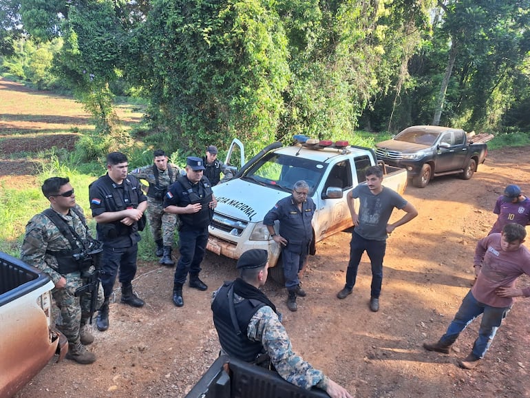 Policías durante una inspección en el lugar donde supuestamente se cometieron los delitos ambientales, el pasado 19 de octubre.