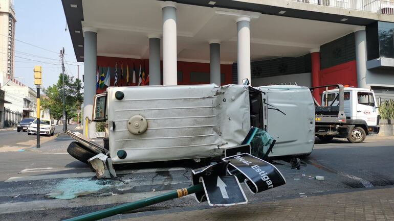 Una ambulancia que trasladaba a una menor de edad volcó este domingo en el microcentro.