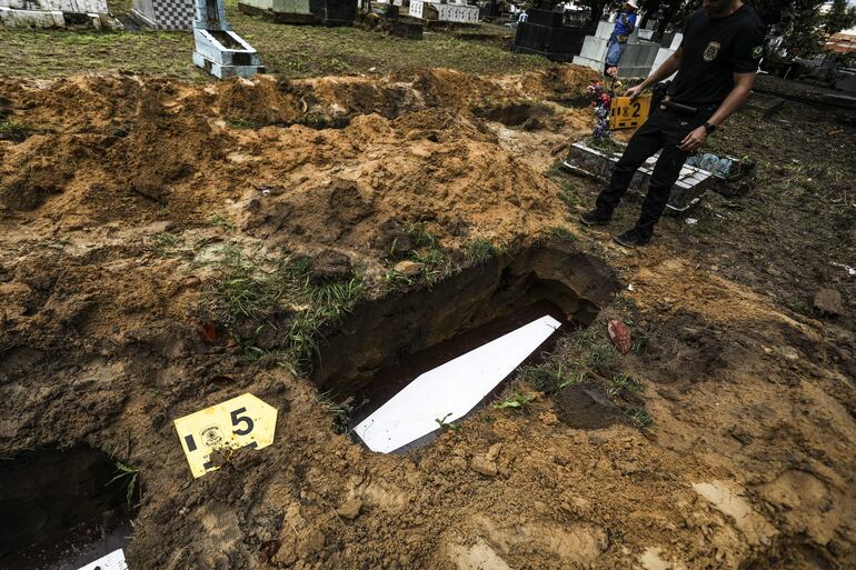 Funeral este jueves de los nueve cuerpos de la embarcación encontrada a la deriva en el río Caeté, el pasado 13 de abril de 2024, en la ciudad de Belém (Brasil). El entierro de los cuerpos fue realizado por las instituciones que participaron en el rescate de las víctimas, entre ellas la Marina, los Bomberos y la Policía del Pará.