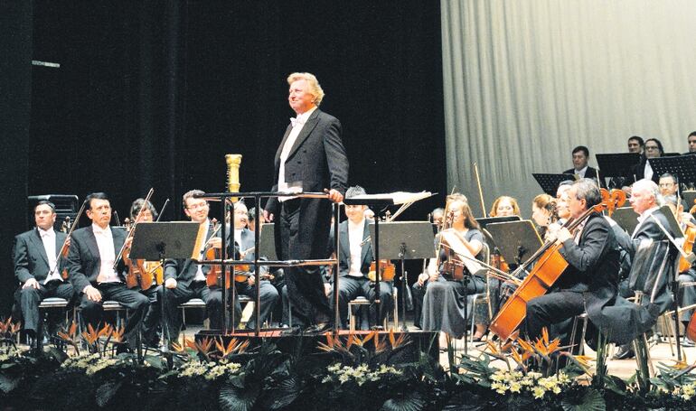 El maestro Luis Szarán estará al frente de los conciertos al aire libre de la Osca.