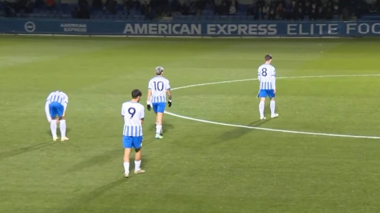 El paraguayo Julio Enciso, jugador del Brighton, con la camiseta número 10 de la categoría Sub 21 para el partido frente al Anderlecht por la Premier League Cup International 2024-2025.