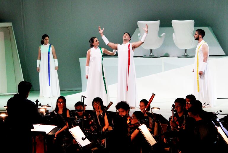 Una magistral interpretación tuvieron el tenor José Mongelós y la soprano Alejandra Meza en el estreno de la docu-ópera Universo.