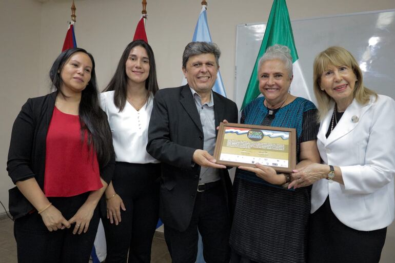 Organizadores de la Feria del Libro Chacú-Guarani, junto a los presidentes de la SEP y Escritoras Paraguayas Asociadas (EPA), otorgaron un reconocimiento a la escritora mexicana Laura Esquivel.