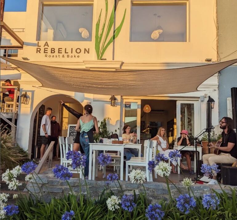 Fachada del restaurante La Rebelión en Punta del Este, Uruguay.