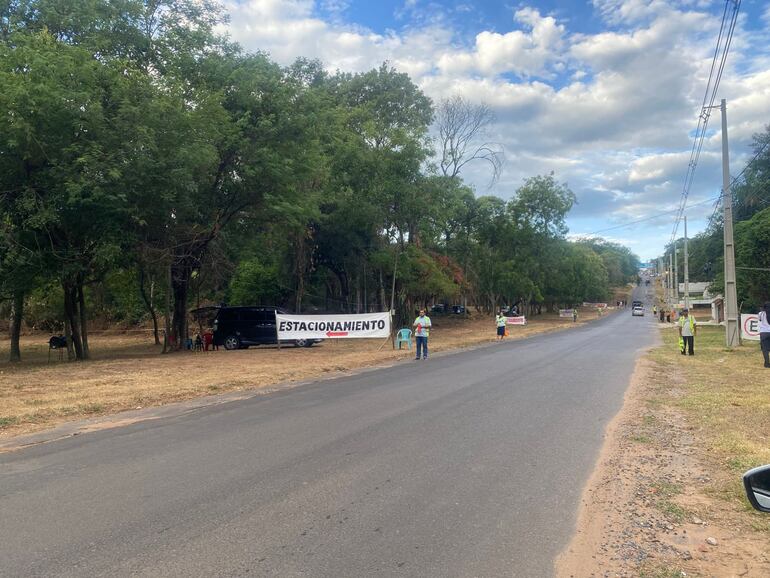 Conflicto entre cuidacoches en San Bernardino. Cuentan con terrenos en los que alquilan los lugares a los conductores.