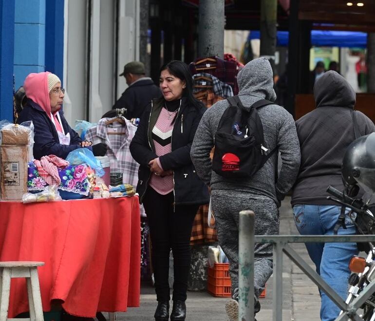 Vendedores ambulantes venden guantes y gorros en Asunción.