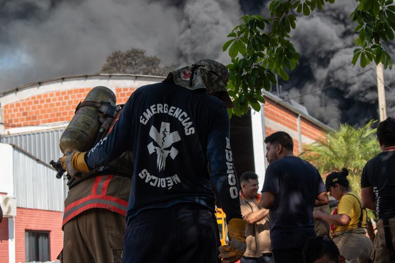 Incendio de fábrica de resina en Cambyretá.