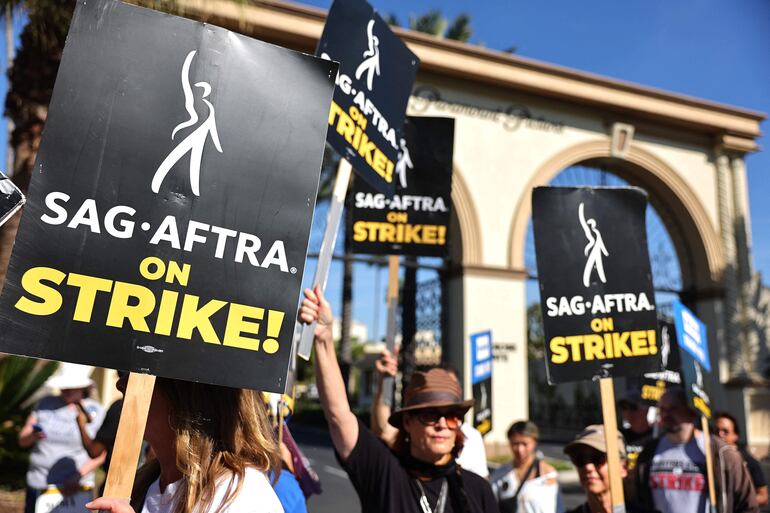 Miembros de SAG-AFTRA protestan fuera de los estudios Paramount en Los Ángeles, California, el pasado viernes.