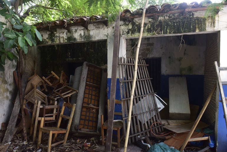 Un pabellón sigue clausurado desde antes de la pandemia en el colegio público Juan Ramón Dahlquist, del barrio Ricardo Brugada, de Asunción. Sillas y otros muebles inservibles se guardan en el lugar.