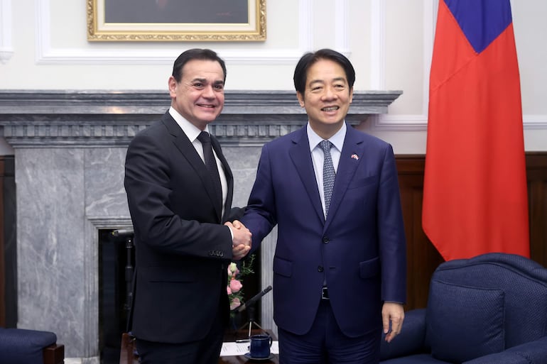 El canciller Rubén Ramírez (a la izquierda) y el presidente de Taiwán, William Lai, durante su reunión de hoy en Taipéi.