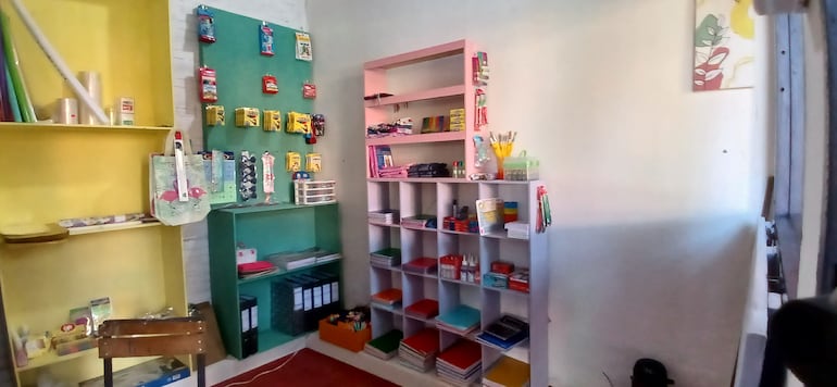 muebles de librería con útiles escolares