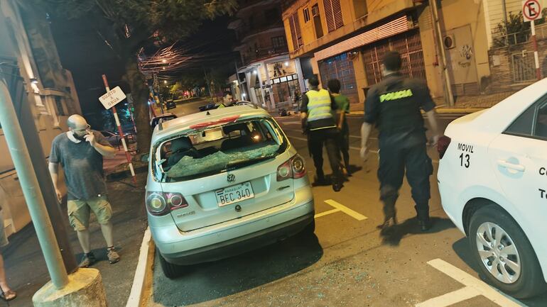 La camioneta cuyo parabrisas trasero quedó destrozado.