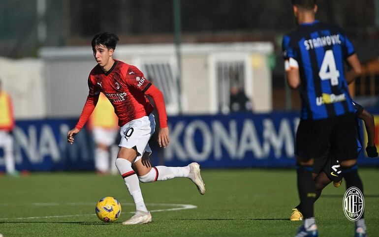 Hugo Cuenca en acción con la pelota durante el partido de ayer contra el Inter (Foto gentileza del AC Milan).