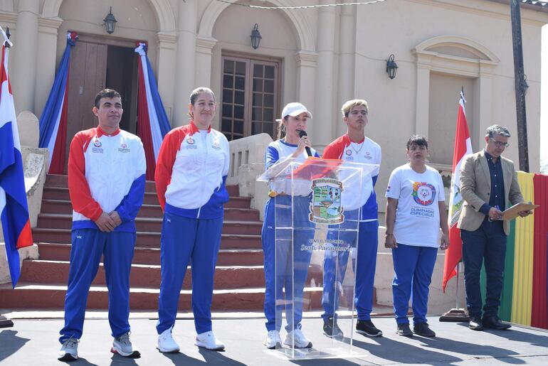 Los atletas del departamento de Paraguarí Sandra Torales e Isabelino González de La Colmena, Brian Caballero de Paraguarí y Evelyn Álvarez de Yaguarón, junto a la gobernadora Norma Zárate de Monges.