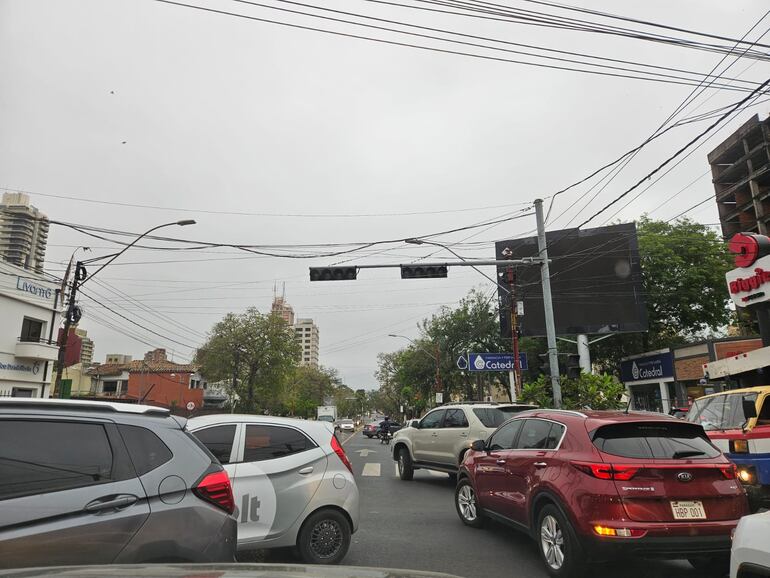 Avenida Mariscal López y Perú: semáforo sin funcionar.