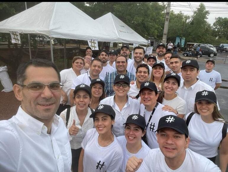 El Abog. Marco Aurelio González. procurador general de la República, se toma una selfie con adherentes del abogado Gerardo Bobadilla.