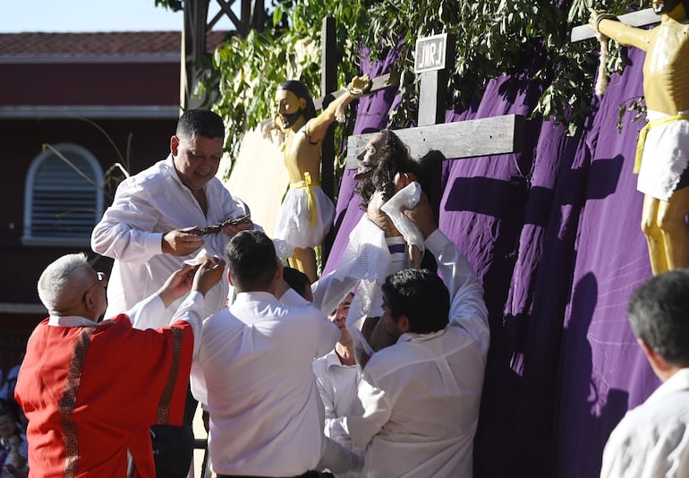 Momento del descendimiento de la imagen de Jesús.
