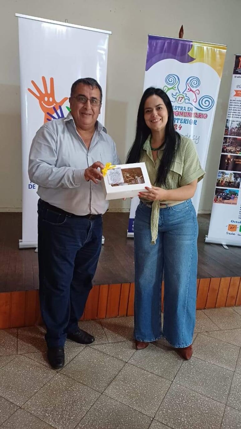 El intendente Aldo Lezcano (Alianza), junto con la directora ejecutiva de Fondec, Marivi Vargas.