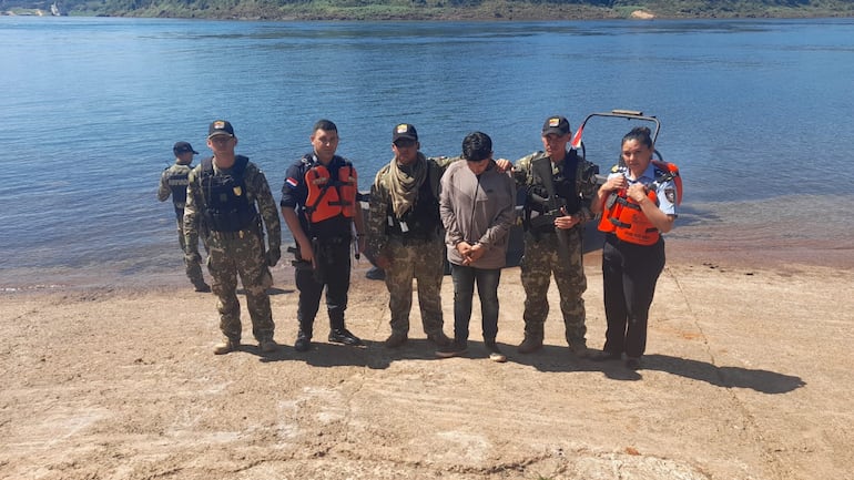 La expulsión del país del argentino capturado se concretó por el río Paraná.