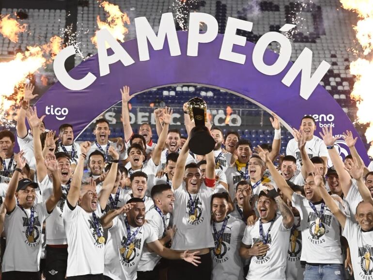Los jugadores de Libertad celebran el título de campeón del torneo Apertura 2024 del fútbol paraguayo en el estadio Defensores del Chaco, en Asunción.
