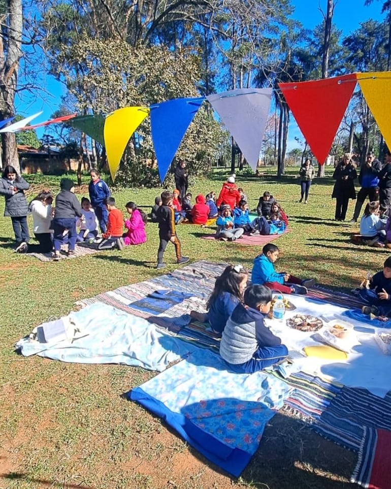 En la semana del Día del Niño, escolares disfrutan de un picnic en la institución educativa.