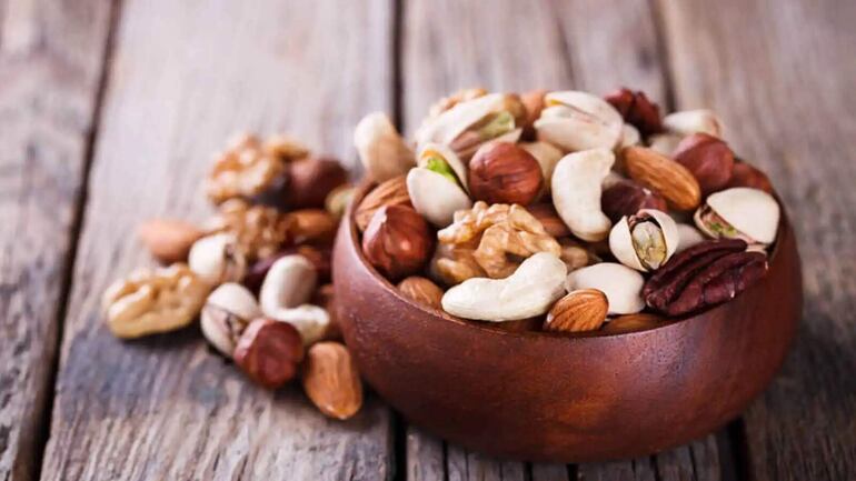 Las nueces y almendras, son alimentos ricos en magnesio.