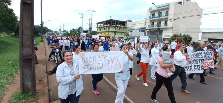 Los trabajadores de la salud se movilizaron en Ciudad del Este en repudio al aumentazo a parlamentarios.