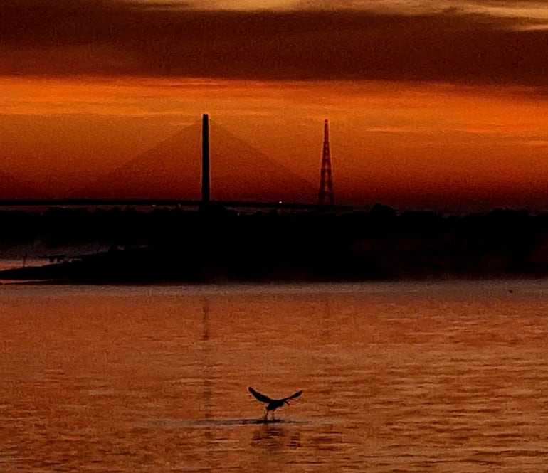 Amanacer frío y con neblina en la bahía de Asunción este domingo 11 de agosto.