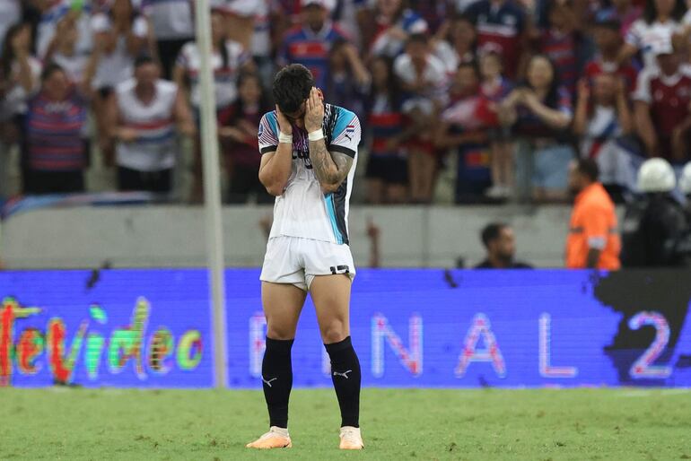 Matías Espinoza, jugador de Libertad, lamenta empate y eliminación contra Fortaleza por los octavos de final de la Copa Sudamericana en el estadio Castelão en Fortaleza, Brasil.