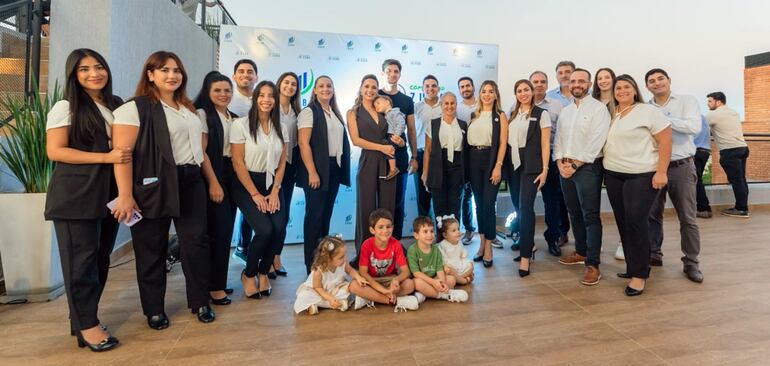 Valentina Basaglia y Alejandro Zuccolillo (centro), directivos de ZUBA, junto con el equipo de la empresa.