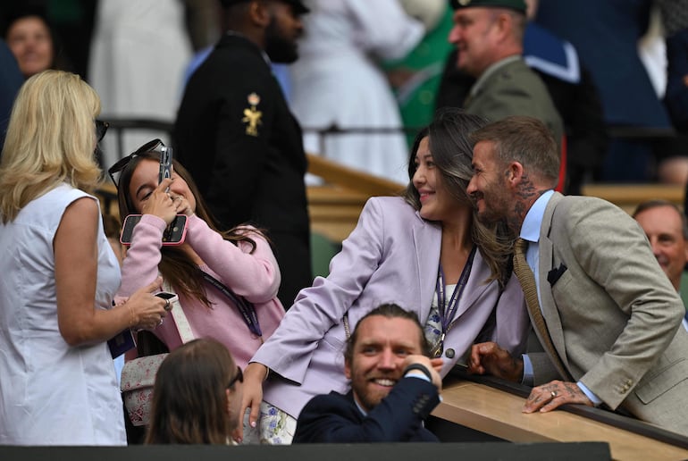 El exfutbolista inglés David Beckham posa para una selfie durante una pausa en el juego de los partidos de tenis en Wimbledon 2024. (Glyn KIRK / AFP) 