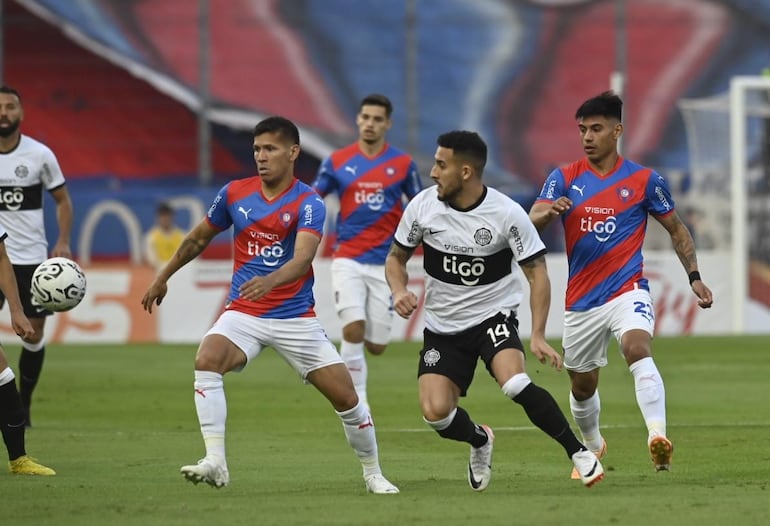 Rafael Carrascal y Fernando Cardozo pelean por la posesión del balón