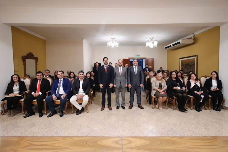 Gerardo Bobadilla, Jorge Bogarín Alfonso y Rolando Aquino (parados), en el acto de inscripción de candidaturas para el Consejo de la Magistratura, en el TSJE. 