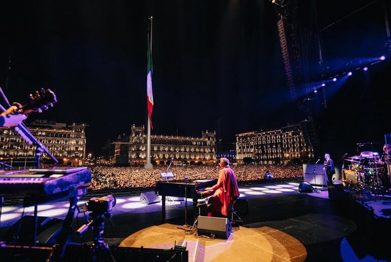 Impresionante vista del público desde el escenario. Se estima que 80.000 personas asistieron al show de Fito Páez