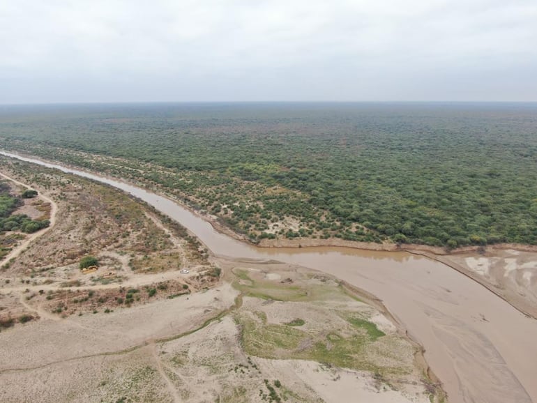 Vista aérea del río Pilcomayo que se mantiene estable y con repuntes desde hace varios días.  