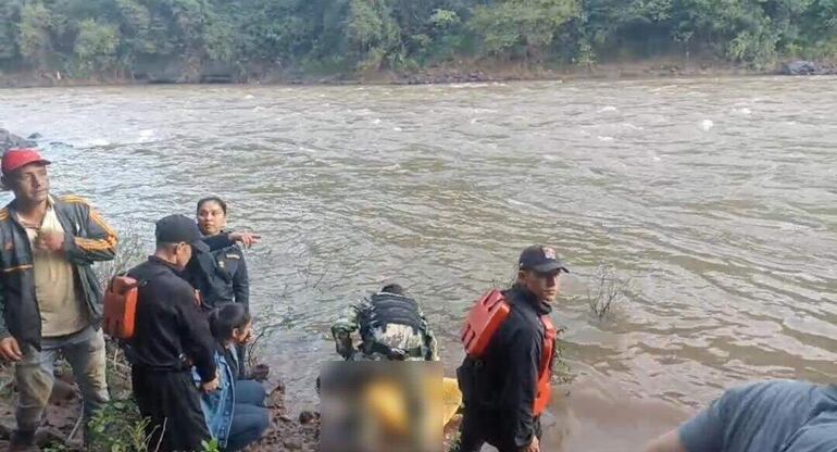 Momento en que el cuerpo era rescatado de las aguas del río Monday, el pasado sábado.