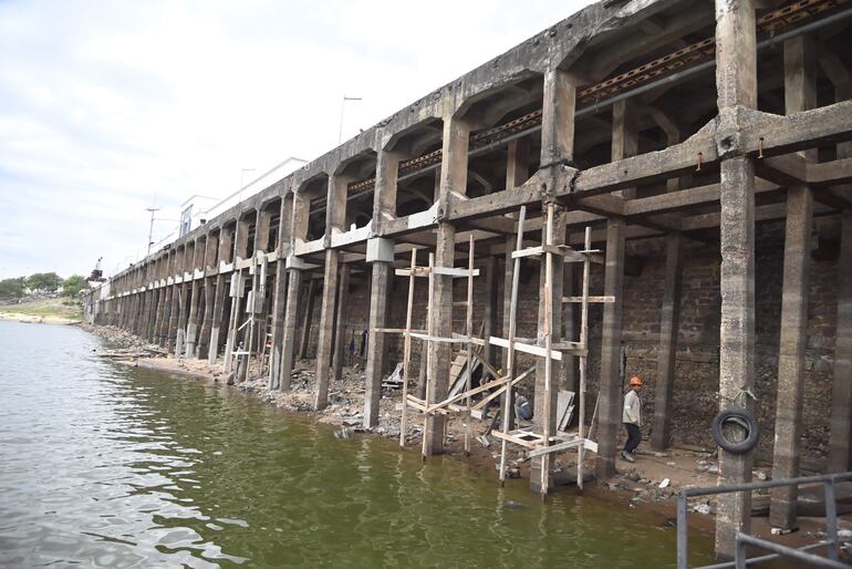 En el Puerto de Asunción, el nivel del río Paraguay se acerca a romper el récord de nivel más bajo desde que se registra sistematicamente.