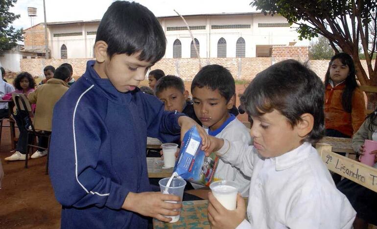 Gobernaciones pagan hasta G. 3.200 más por cada litro de leche que se distribuye en la merienda escolar.